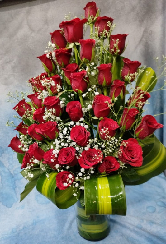Val6- 30 Red Roses in a Vase
